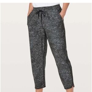 Lululemon Keep It Classic Crop 23" White Noise Alpine White Black Size 6